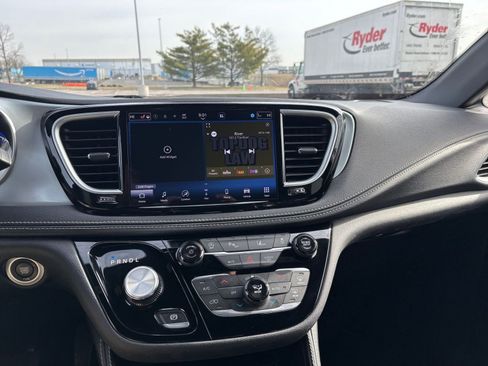 Used 2025 Chrysler Pacifica Limited image 17