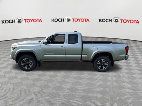 Used 2018 Toyota Tacoma TRD Sport AWD/4WD image 4