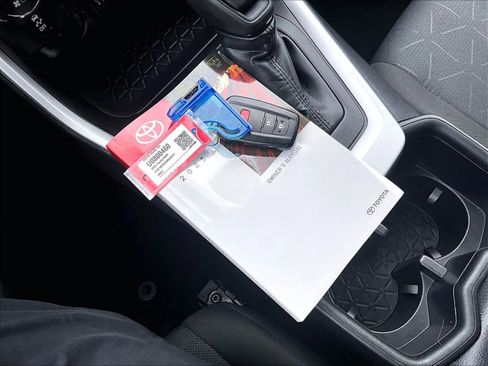 Used 2025 Toyota RAV4 XLE AWD/4WD image 31