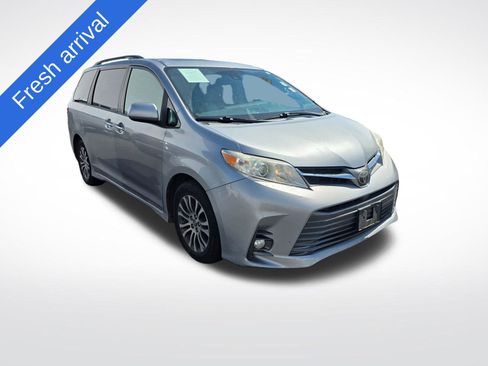 Used 2018 Toyota Sienna XLE FWD image 1