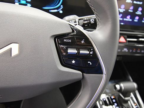 Certified 2025 Kia Niro EX image 20