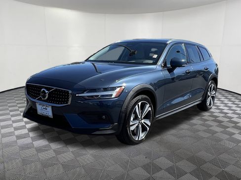 Used 2023 Volvo V60 B5 Cross Country Plus w/ Climate Package image 3