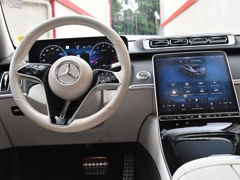 Used 2022 Mercedes-Benz S 500 4MATIC w/ AMG Line Package image 21