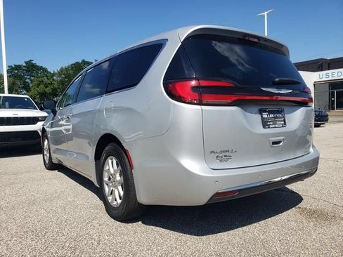 Used 2024 Chrysler Pacifica Touring-L FWD image 6