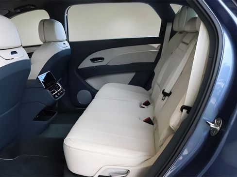 New 2025 Bentley Bentayga Extended Wheelbase image 14
