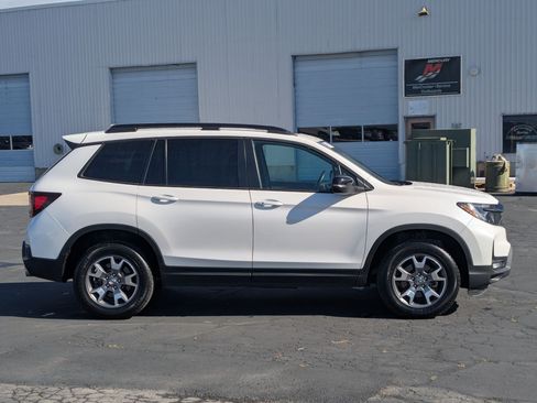 Used 2023 Honda Passport TrailSport image 2