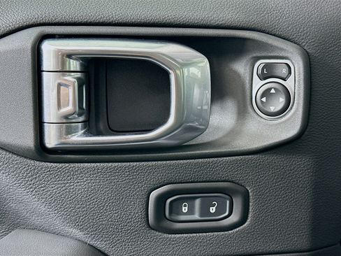 Used 2025 Jeep Wrangler Sahara image 15