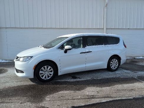 Used 2021 Chrysler Voyager L image 2