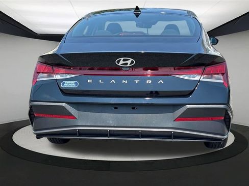 Used 2025 Hyundai Elantra SE FWD image 4