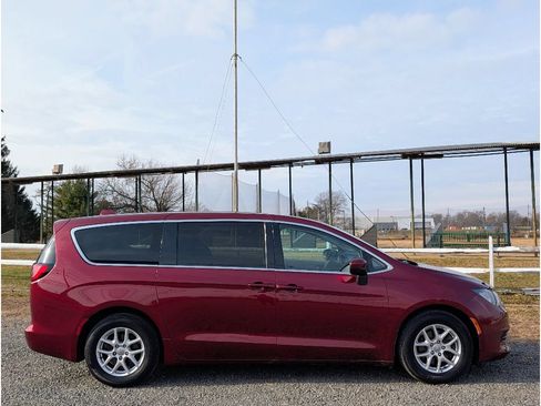Used 2018 Chrysler Pacifica LX FWD image 8
