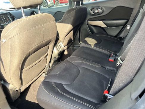 Used 2017 Jeep Cherokee Latitude image 11