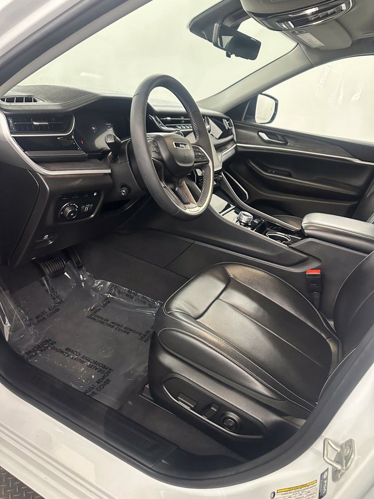 Used 2023 Jeep Grand Cherokee 30th Anniversary AWD/4WD image 10