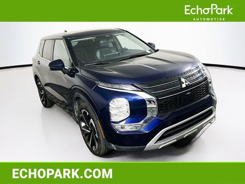 Used 2024 Mitsubishi Outlander SE image 1