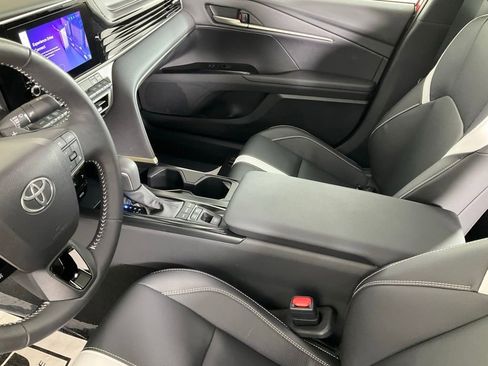 Used 2025 Toyota Camry SE image 12