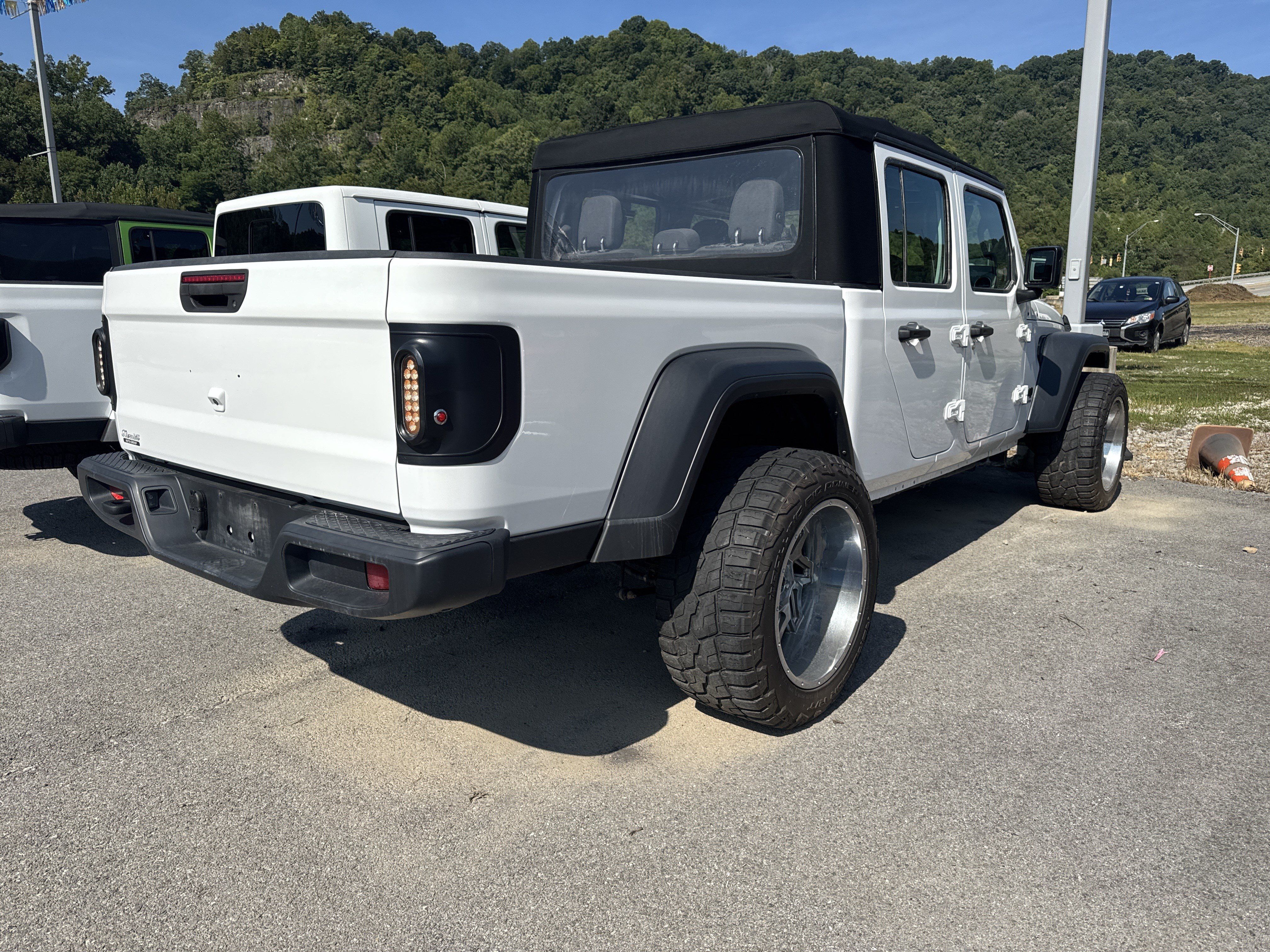 Used 2024 Jeep Gladiator Sport AWD/4WD image 6