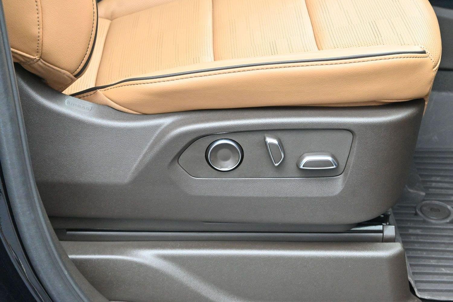 Certified 2025 Cadillac Escalade Premium Luxury AWD/4WD image 37