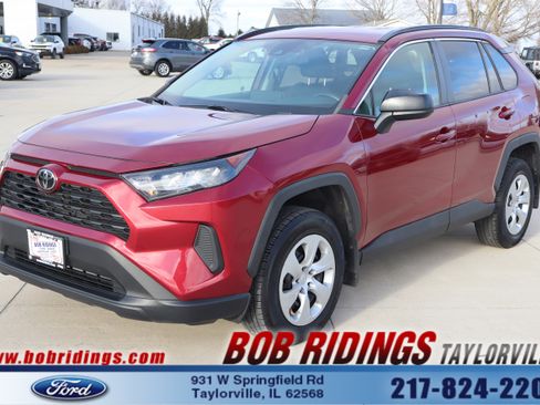 Used 2021 Toyota RAV4 LE image 1