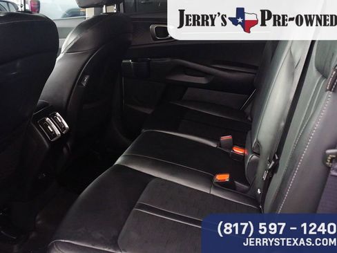 Used 2025 Kia Sorento S image 21