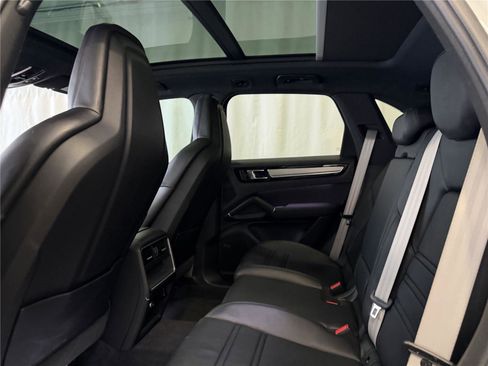 Certified 2022 Porsche Cayenne Platinum Edition image 24