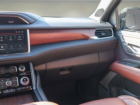 Used 2023 GMC Yukon XL Denali Ultimate image 11