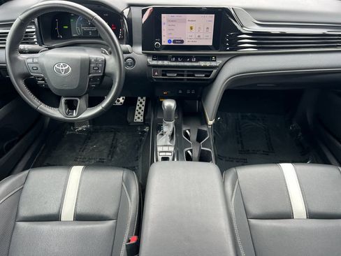 Used 2025 Toyota Camry SE image 4
