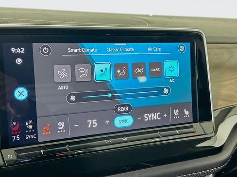 Used 2025 Volkswagen Atlas SE image 24