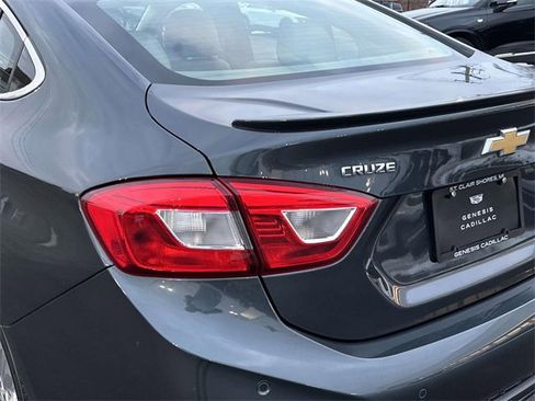Used 2018 Chevrolet Cruze Premier image 9