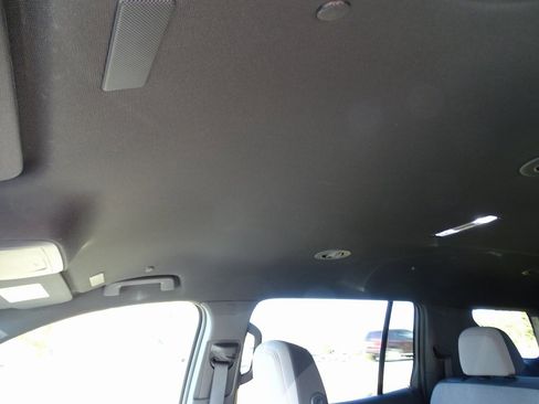 Used 2025 Chevrolet Traverse LT image 20