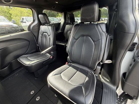 Used 2025 Chrysler Pacifica Limited FWD image 17