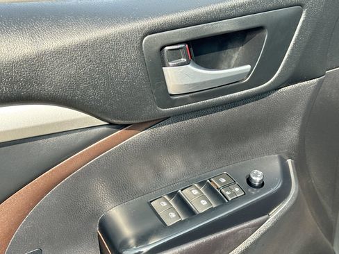 Used 2017 Toyota Highlander XLE FWD image 13