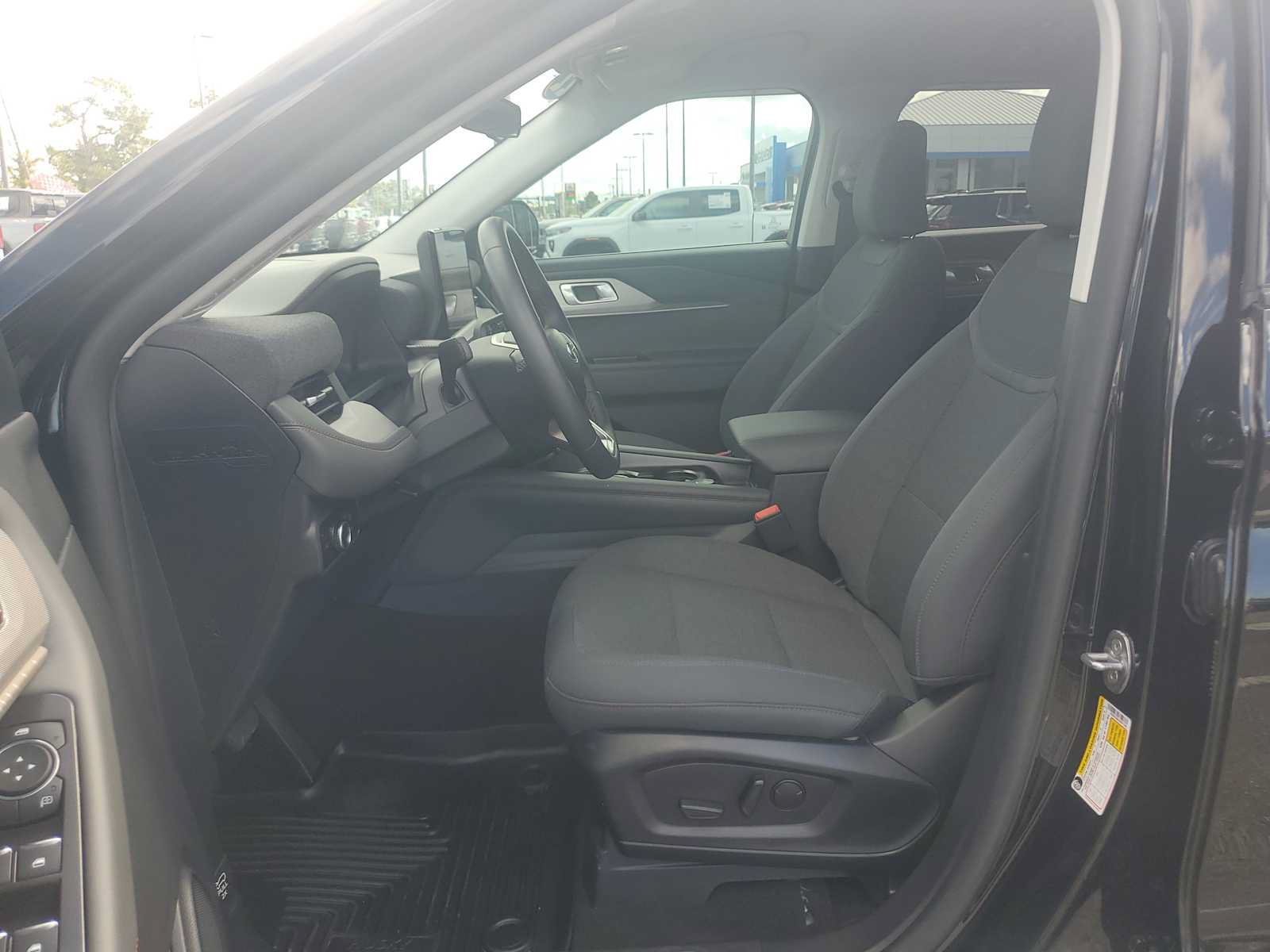 Used 2025 Ford Explorer Active RWD image 19