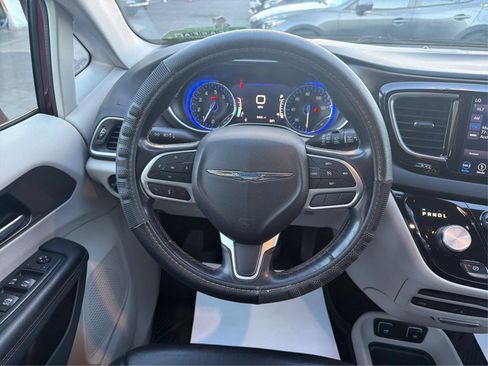 Used 2018 Chrysler Pacifica Touring-L Plus FWD image 17