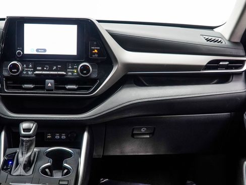 Used 2025 Toyota Highlander LE FWD image 19
