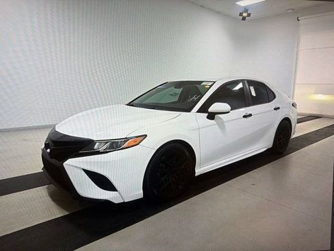 Used 2018 Toyota Camry SE FWD image 1