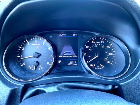 Used 2019 Nissan Rogue SV w/ Premium Package image 9