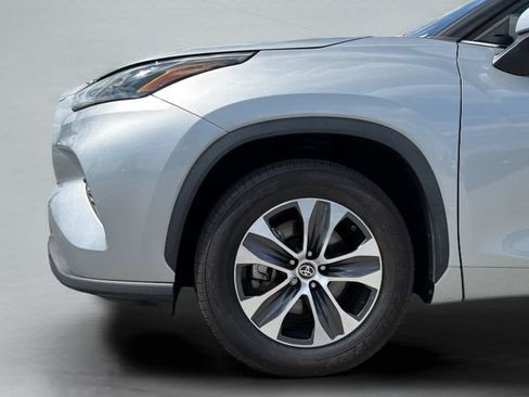 Used 2023 Toyota Highlander XLE FWD image 40