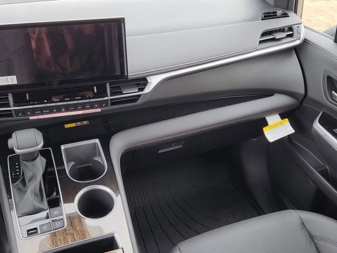 New 2026 Toyota Sienna Limited image 6