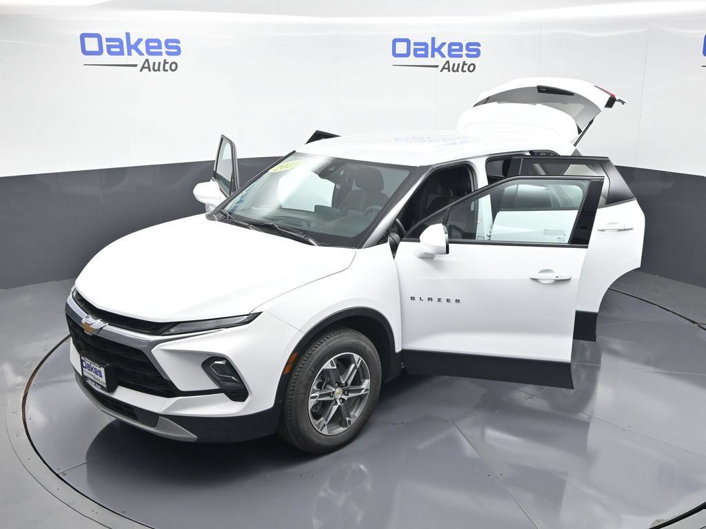 Used 2025 Chevrolet Blazer LT AWD/4WD image 57
