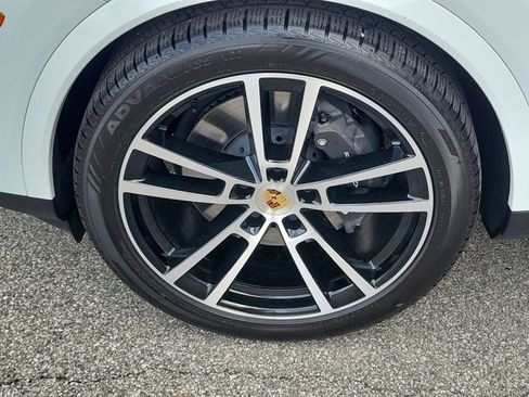 Certified 2024 Porsche Cayenne AWD/4WD image 12