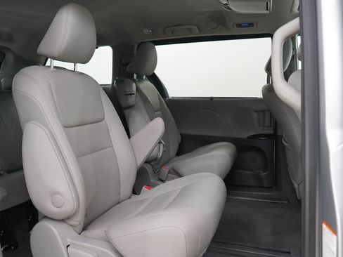 Used 2020 Toyota Sienna XLE w/ XLE Navigation Package FWD image 12