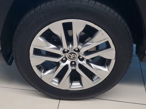 Used 2022 Toyota RAV4 XLE Premium image 4