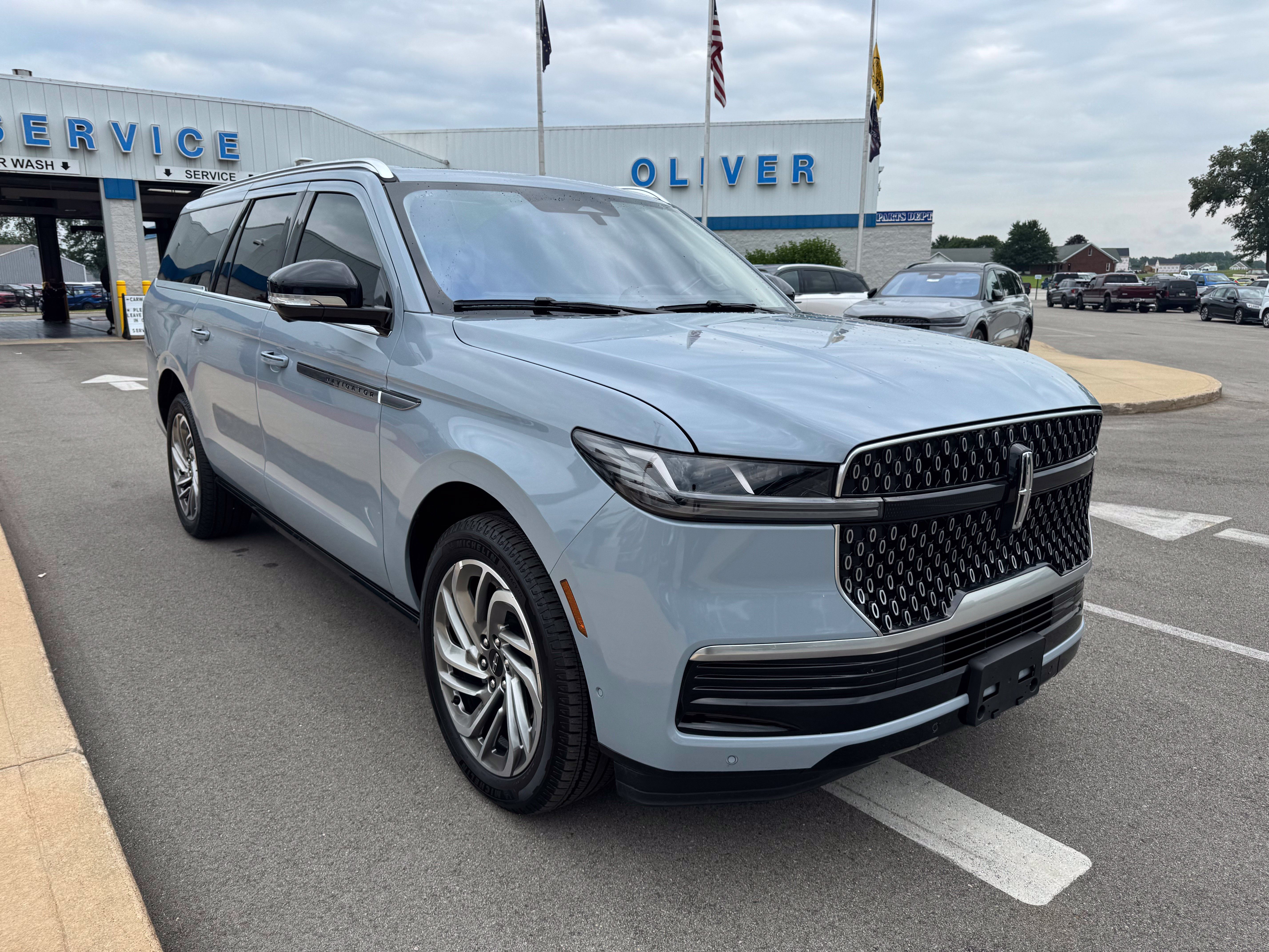 Used 2025 Lincoln Navigator L Reserve AWD/4WD image 1