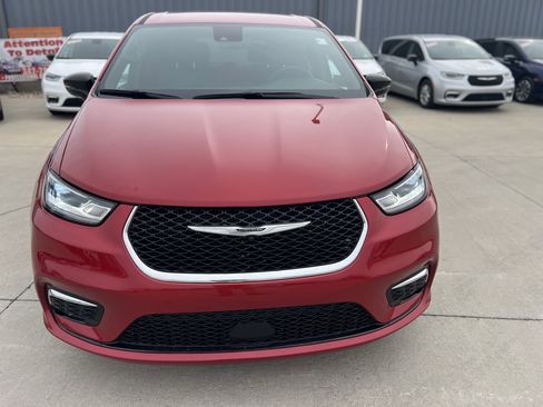 Used 2025 Chrysler Pacifica Select image 10