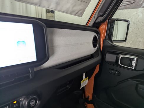 New 2025 Jeep Gladiator Sport image 18