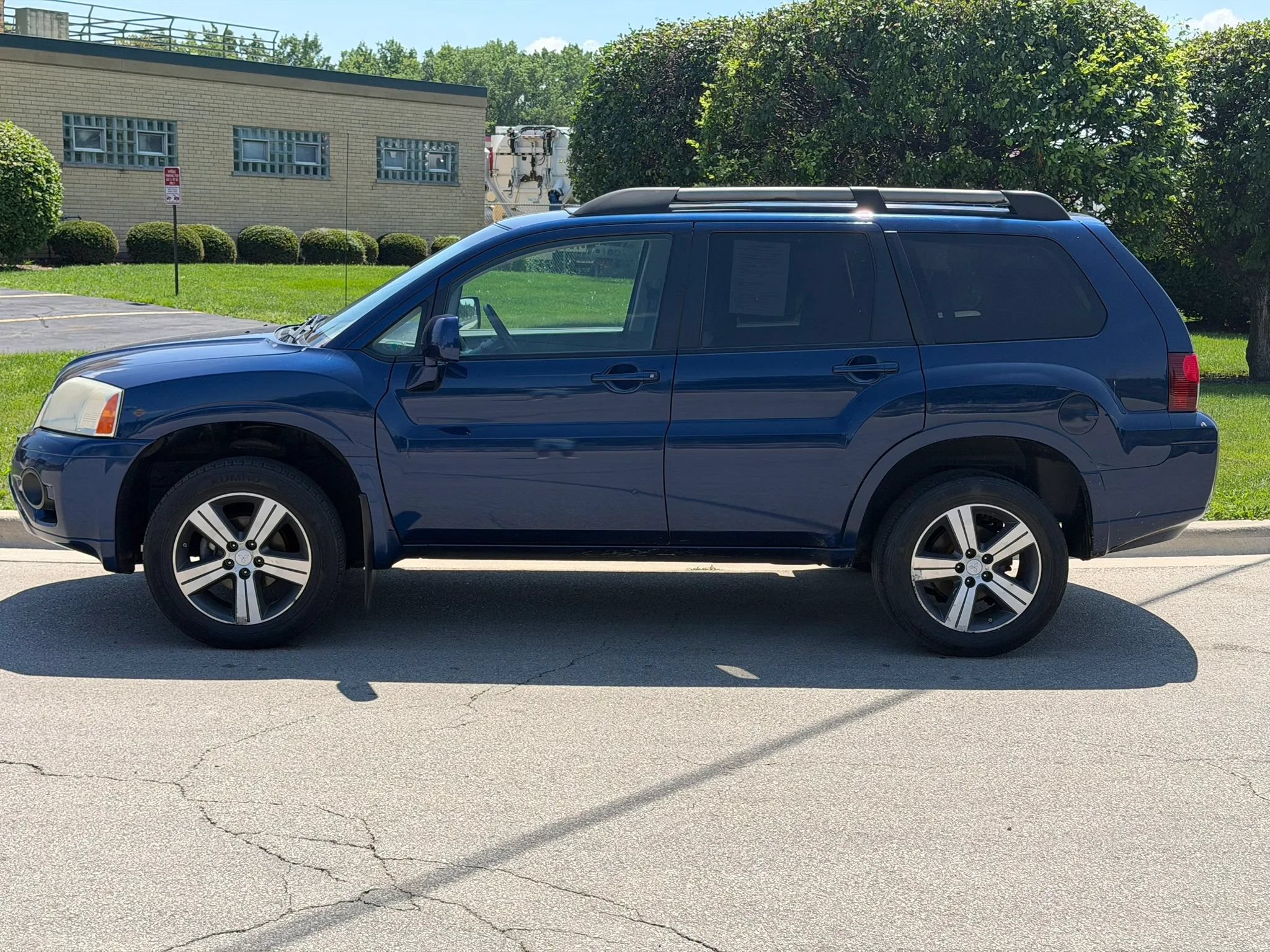 Used 2010 Mitsubishi Endeavor SE AWD/4WD image 2