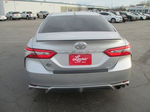 Used 2018 Toyota Camry SE image 5