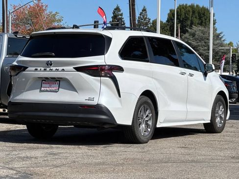 Certified 2024 Toyota Sienna XLE FWD image 3