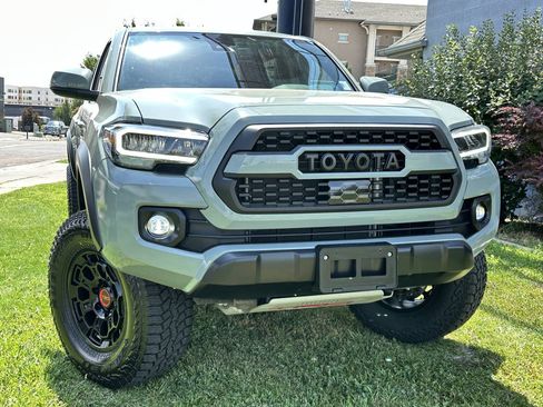 Used 2022 Toyota Tacoma TRD Off-Road w/ Technology Package AWD/4WD image 4