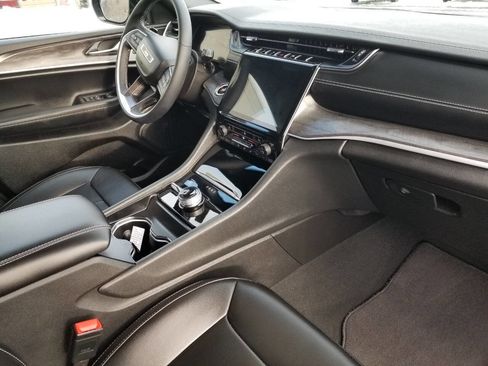 Certified 2024 Jeep Grand Cherokee Limited image 9