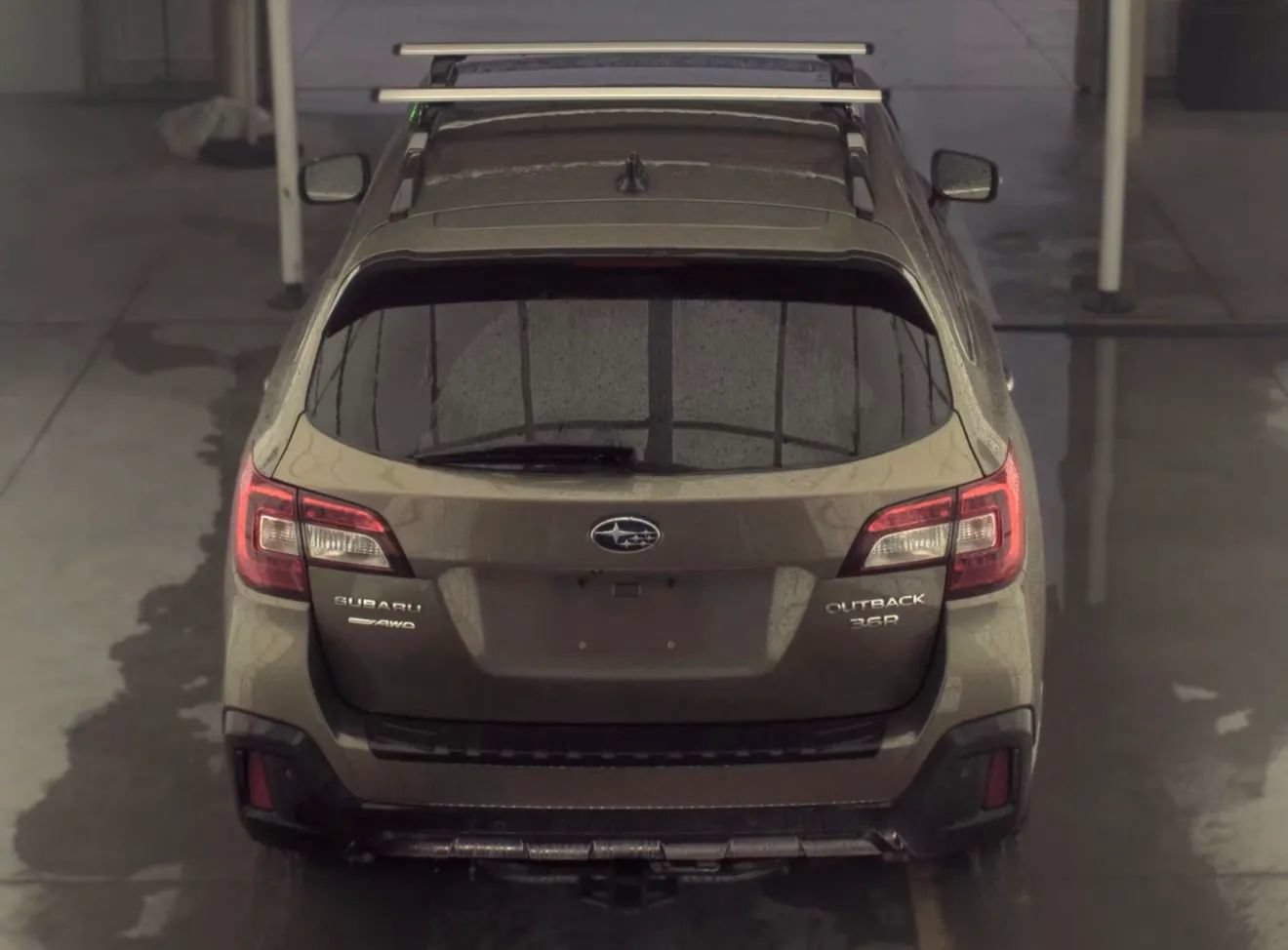 Used 2018 Subaru Outback 3.6R Touring w/ Popular Package #3 AWD/4WD image 3
